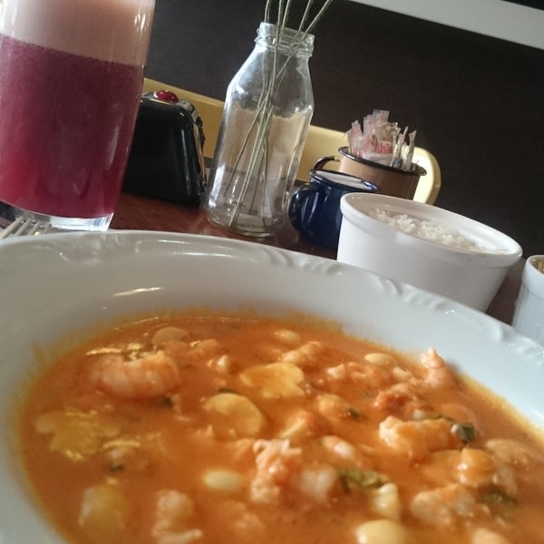 Almoço, jantar ou lanches rápidos, com um bom espresso! Executivo de domingo, strogonoff de camarão,  muito bom, com suco de laranja com amoras. 👍