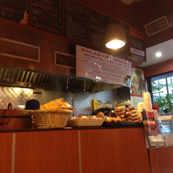 Foto tomada en Americas Burgers &amp; Wraps  por Mo S. el 7/5/2014