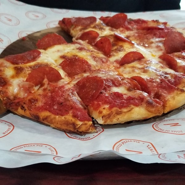 Снимок сделан в Nancy&#39;s Chicago Pizza пользователем Felecia R. 3/2/2019
