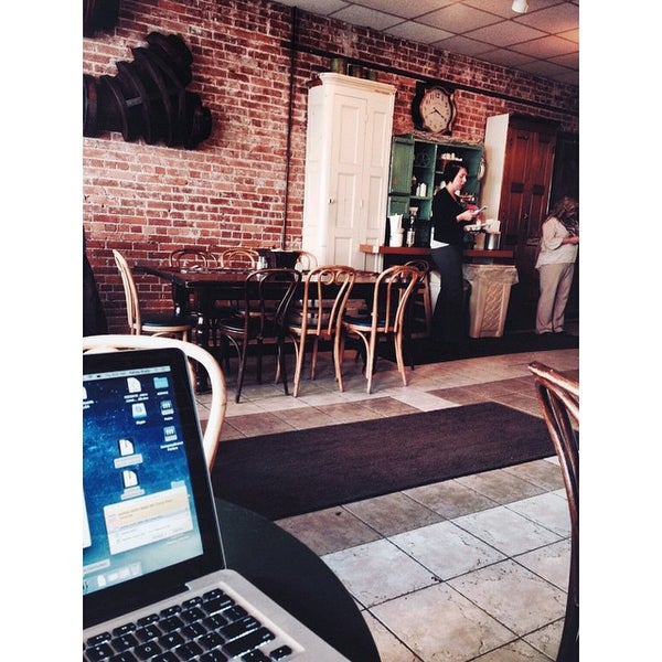 รูปภาพถ่ายที่ Latte Lounge โดย Ashley B. เมื่อ 4/30/2015