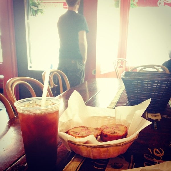รูปภาพถ่ายที่ Latte Lounge โดย Ashley B. เมื่อ 8/1/2014