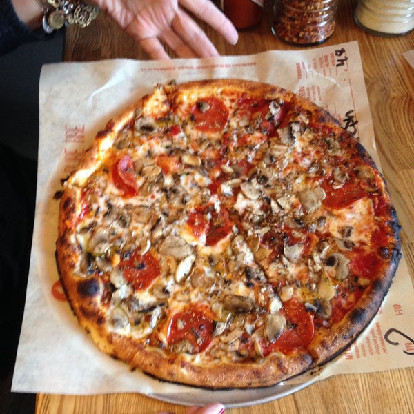 9/30/2015 tarihinde Stefania H.ziyaretçi tarafından Blaze Pizza'de çekilen fotoğraf