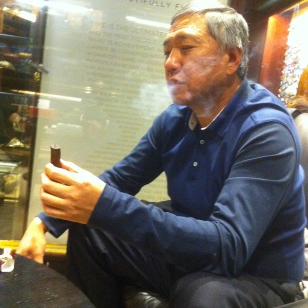 Photo taken at De La Concha Tobacconist by Aristippos on 11/30/2013