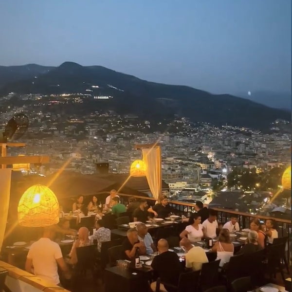 รูปภาพถ่ายที่ Öztürk Kolcuoğlu Ocakbaşı Restaurant โดย Murat M. เมื่อ 8/17/2022