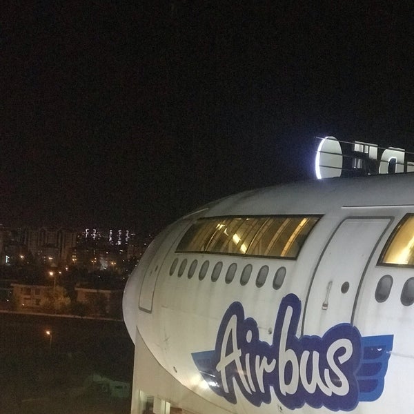 รูปภาพถ่ายที่ Airbus Cafe &amp; Restaurant โดย Şafak T. เมื่อ 9/20/2019