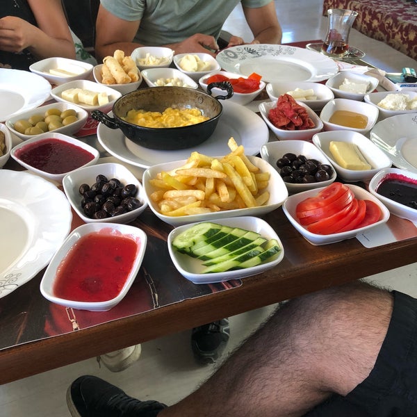 Foto scattata a Sortiee Cafe &amp; Restaurant da Serhat E. il 7/18/2018