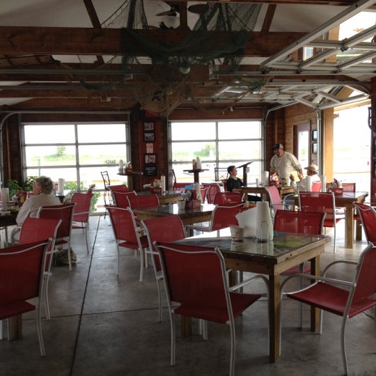 Foto diambil di Redfish Willie&#39;s Waterfront Grill oleh Jen R. pada 10/8/2012