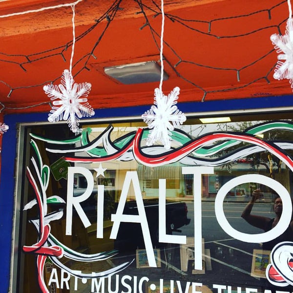 12/24/2015 tarihinde Jen R.ziyaretçi tarafından Rialto Theater'de çekilen fotoğraf