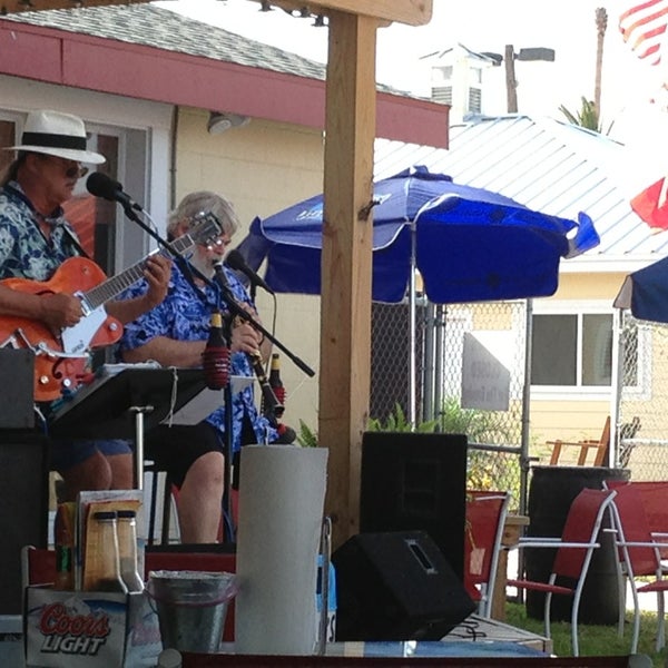Foto diambil di Redfish Willie&#39;s Waterfront Grill oleh Jen R. pada 6/21/2013