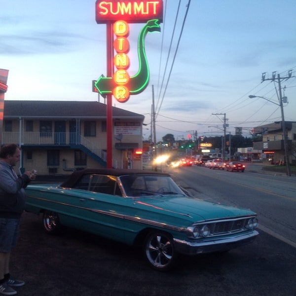 Foto tirada no(a) Summit Diner por Shane K. em 8/16/2014