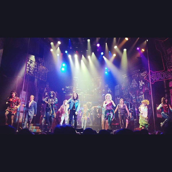 Das Foto wurde bei Broadway-Rock Of Ages Show von Julia S. am 10/6/2013 aufgenommen