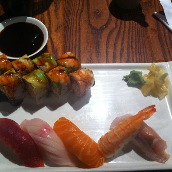 Foto tirada no(a) Nagoya Japanese Steakhouse &amp; Sushi por Carol M. em 3/15/2013