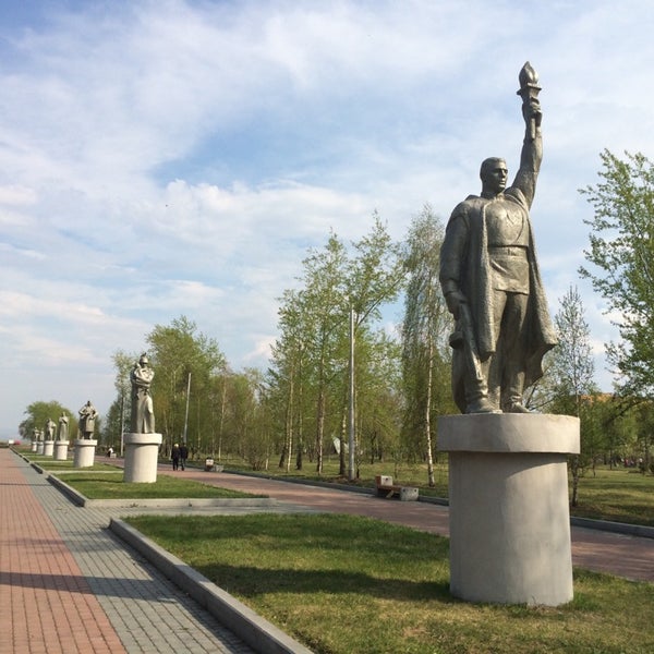 Гвардейский сквер рязань где находится. Гвардейский парк. Гвардейский парк Ленинский район. Красноярск парк Гвардейский аллея памятников. Скульптурные композиции в Гвардейском парке.