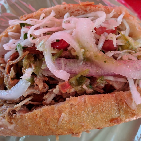 Foto diambil di Carnitas Las Duarte oleh Liz R. pada 10/22/2017