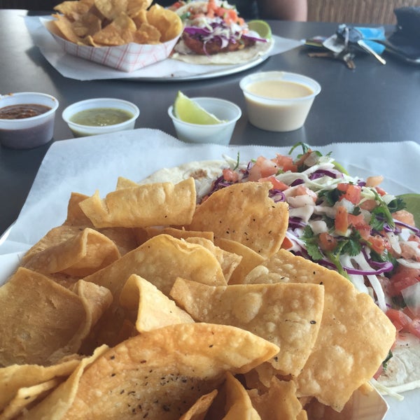 Foto tomada en Hightide Burrito Co.  por Sylvia W. el 4/7/2015