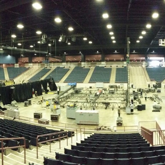 รูปภาพถ่ายที่ The Arena โดย Rob L. เมื่อ 5/26/2014