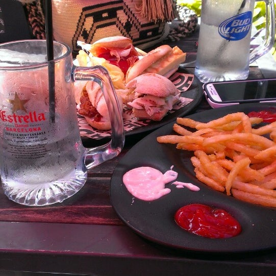 Photo taken at 100 Montaditos by Gus V. on 5/21/2014