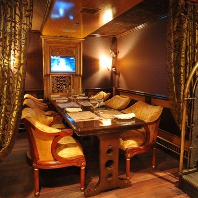 Есть возможность выбирать и бронировать столики в 3D: http://restorania.com/company/luchano-luciano-karaoke-restoran-45903/