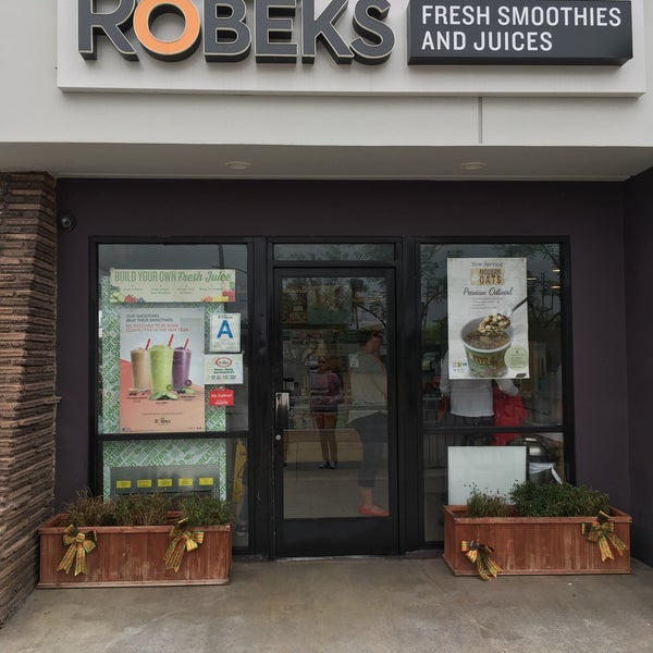 Photo taken at Robeks Fresh Juices &amp; Smoothies by Michael Steven W. on 2/21/2017