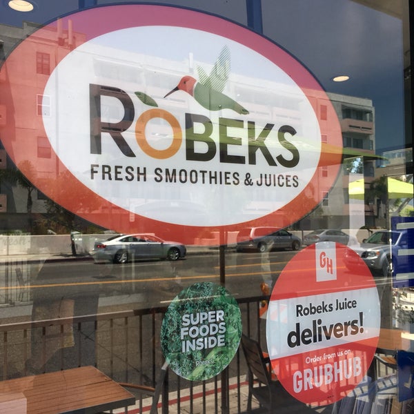 Photo taken at Robeks Fresh Juices &amp; Smoothies by Michael Steven W. on 7/26/2017
