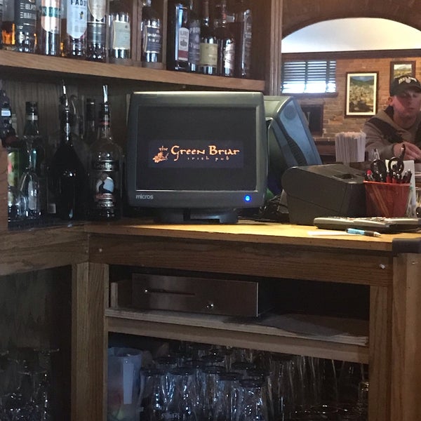 Foto diambil di Green Briar Restaurant &amp; Pub oleh Jeff I. pada 4/29/2019