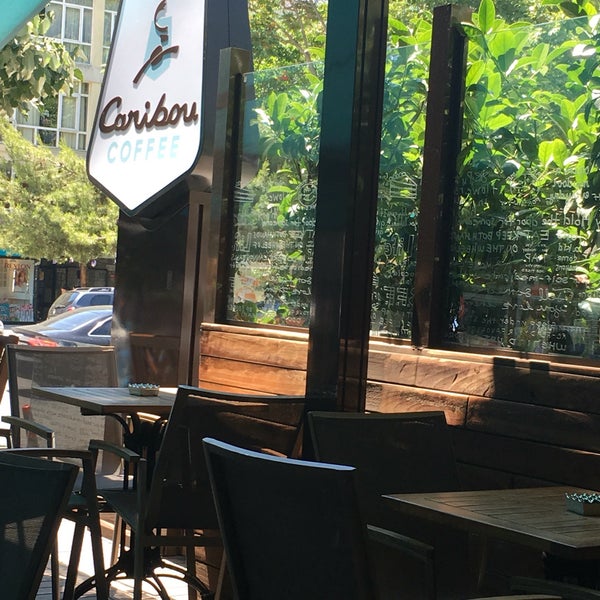 รูปภาพถ่ายที่ Caribou Coffee โดย esra ö. เมื่อ 6/11/2016