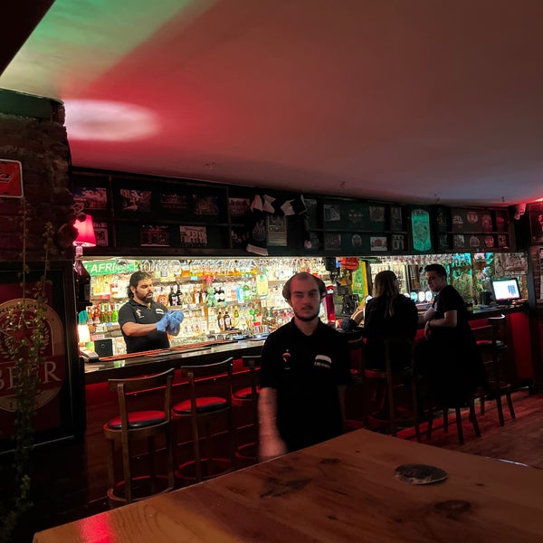 Photo prise au Irish Pub par Ömer A. le10/16/2022