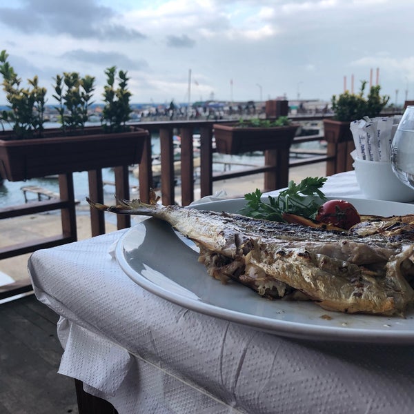 Das Foto wurde bei İskele Et &amp; Balık Restaurant von Buse am 10/14/2018 aufgenommen