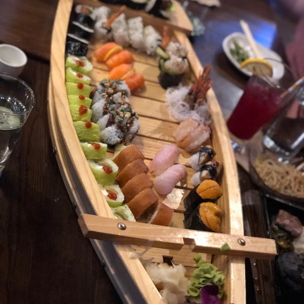 Foto scattata a Blue Sushi Sake Grill da Salim A. il 9/15/2019