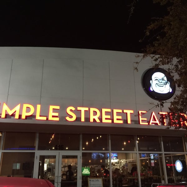 Foto tirada no(a) Temple Street Eatery por Kirk em 3/20/2016