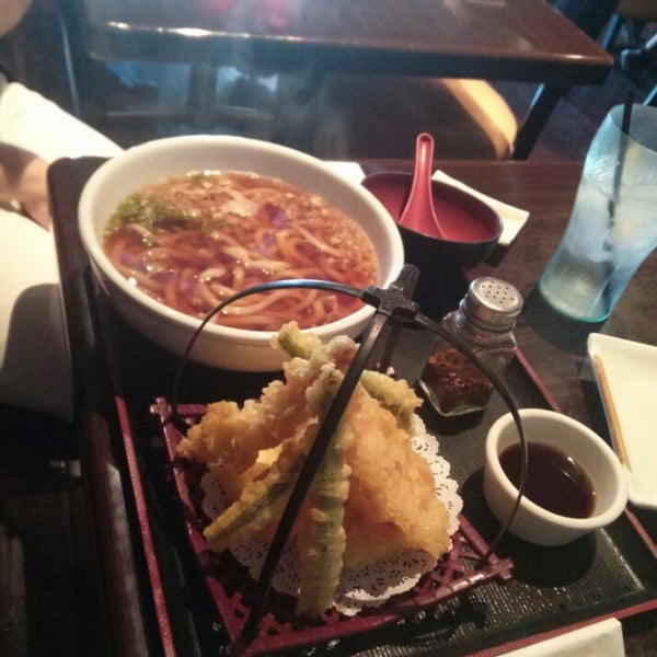 Das Foto wurde bei TOMO Japanese Robata Grill &amp; Sake Bar von aletajoy am 6/2/2013 aufgenommen
