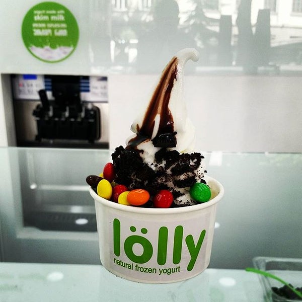Delicious frozen yogurt and smoothies by lolly with more than 20 toppings. You should try!