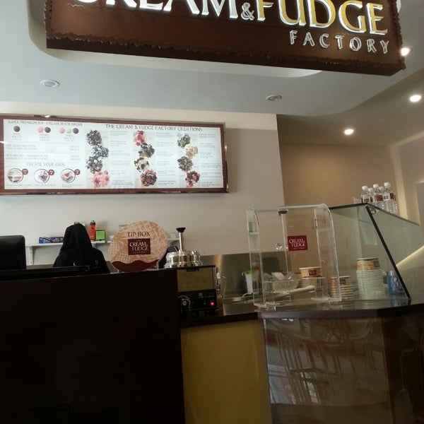 Foto scattata a The Cream &amp; Fudge Factory da Hafidzah H. il 2/24/2014