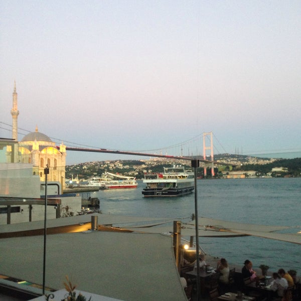 Foto scattata a Cruise Lounge Bar at Radisson Blu Bosphorus Hotel da C. O. il 8/14/2016
