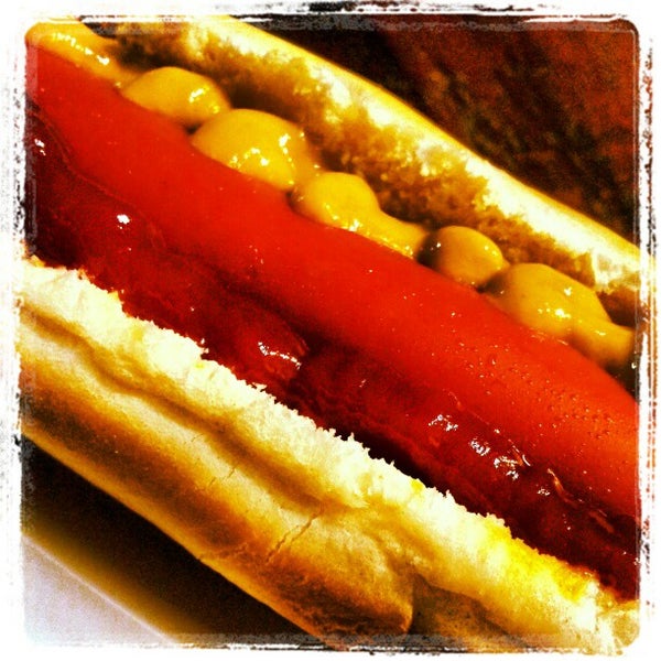 Foto scattata a Überdog - Amazing Hot Dogs da Ragnar P. il 12/6/2012
