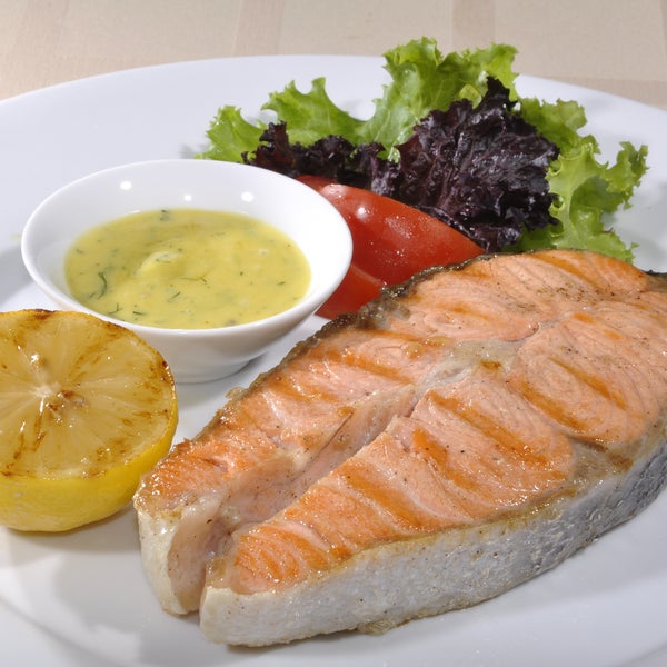 Підніміть собі настрій спробувавши на обід у нашому ресторані смачний та корисний стейк з лосося! 🐟