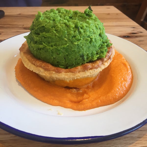 7/17/2015에 Chris L.님이 Fork-In Aussie Pie Kitchen, Santa Monica에서 찍은 사진