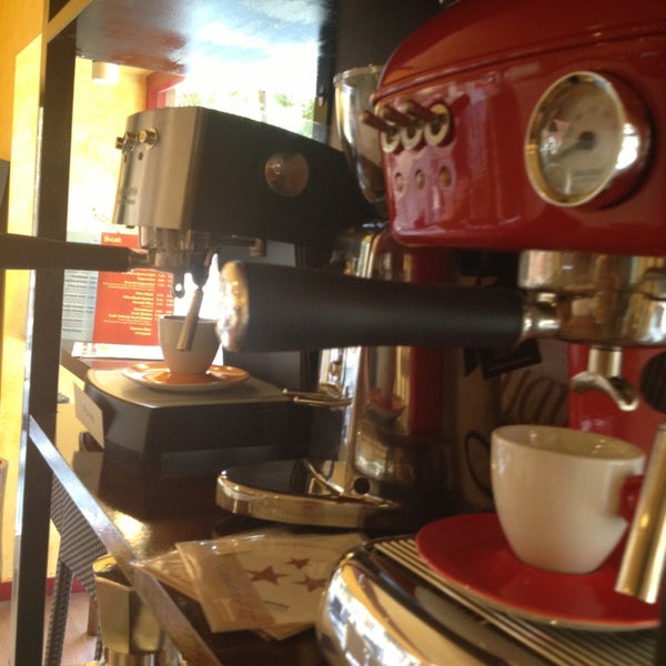 Espresso makineleri cok guzel ve retro renkleri muthis bir tane edinmeli :)))