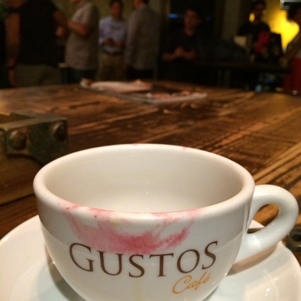 Das Foto wurde bei Gustos Coffee Co. von Maribel T. am 2/26/2016 aufgenommen