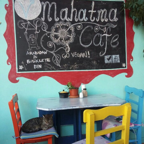 Photo taken at Mahatma Cafe by Işıl B. on 11/15/2015