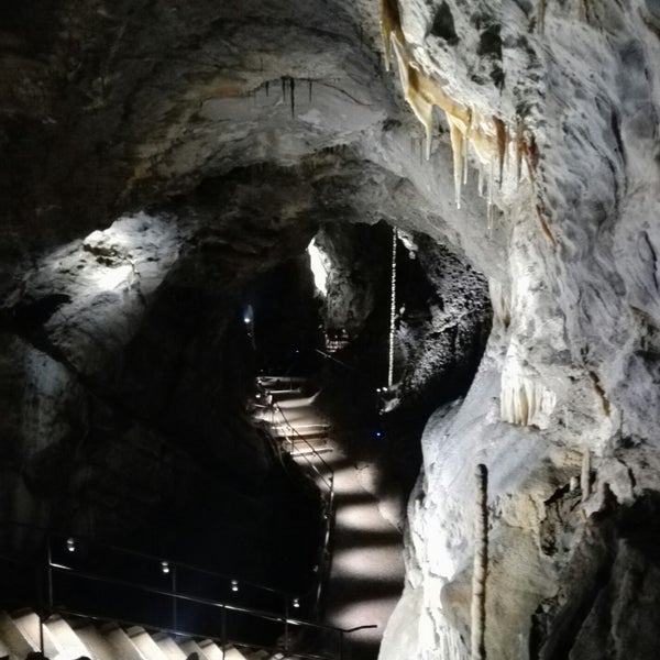 Photo taken at Le Domaine des Grottes de Han / Het Domein van de Grotten van Han by Emily S. on 5/28/2018