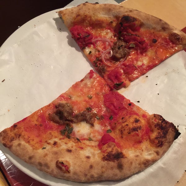 Foto tirada no(a) Pitfire Artisan Pizza por Maddie F. em 5/27/2016