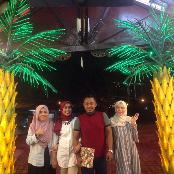 Foto tomada en Malay Village Restaurant  por Zieta S. el 8/18/2016