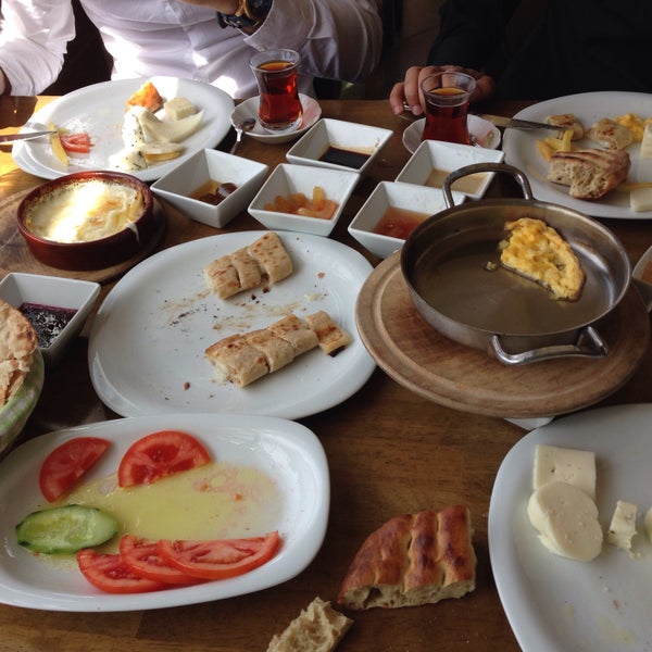 Foto tomada en Ovalı Konya Mutfağı  por Erhan B. el 4/19/2016