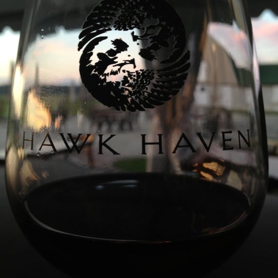 Foto tirada no(a) Hawk Haven Winery por Lynsie P. em 10/4/2012