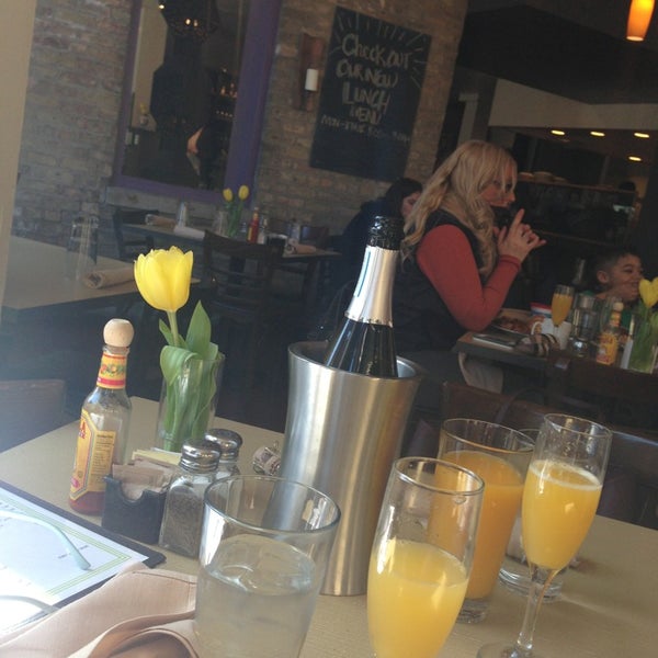 4/5/2013 tarihinde Amanda B.ziyaretçi tarafından Feast Restaurant &amp; Bar'de çekilen fotoğraf