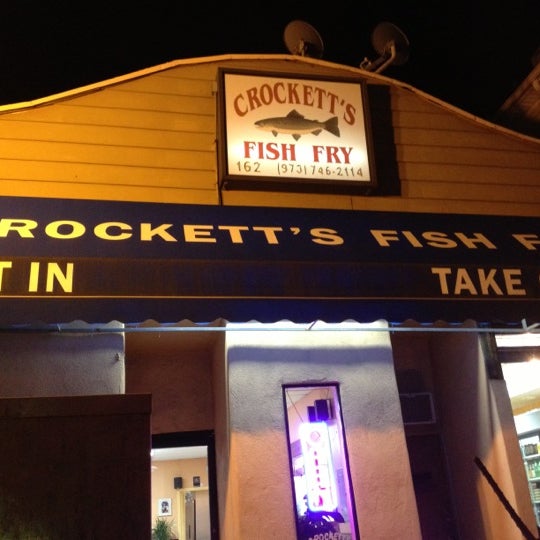 รูปภาพถ่ายที่ Crockett&#39;s Fish Fry โดย East Orange Y. เมื่อ 11/15/2012