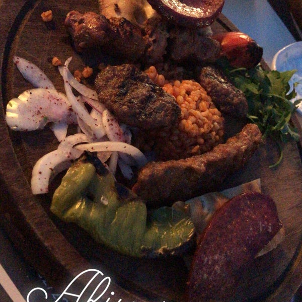 Das Foto wurde bei Et-Raf Restaurant von Mustafa Ö. am 7/8/2019 aufgenommen