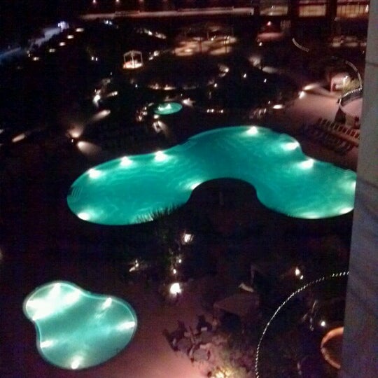 รูปภาพถ่ายที่ Talking Stick Resort Pool โดย Valö B. เมื่อ 12/13/2012