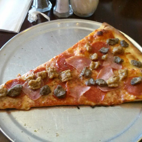Foto tirada no(a) Russo&#39;s New York Pizzeria por Aubrey . em 5/16/2014